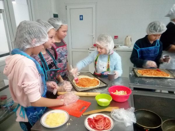 В осенние каникулы колледж АГУ провёл для школьников серию кулинарных мастер-классов