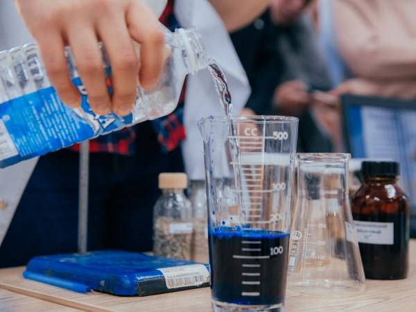 Астраханский госуниверситет предлагает школьникам освоить лабораторный практикум по химии