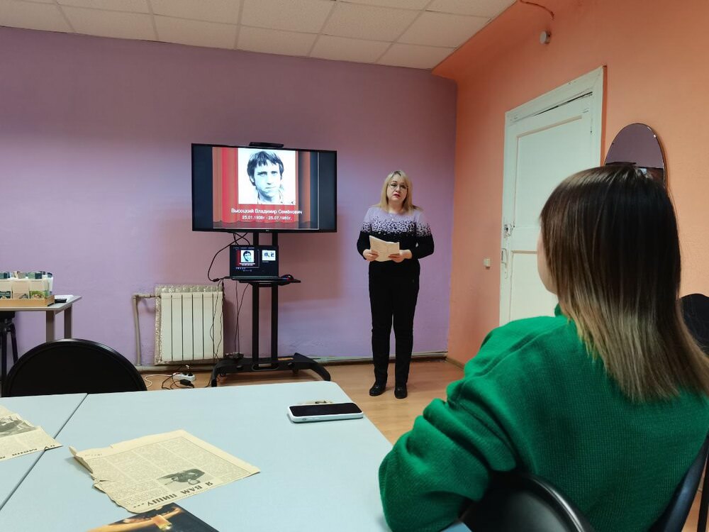 Обучающимся Астраханского госуниверситета рассказали о творчестве Владимира Высоцкого