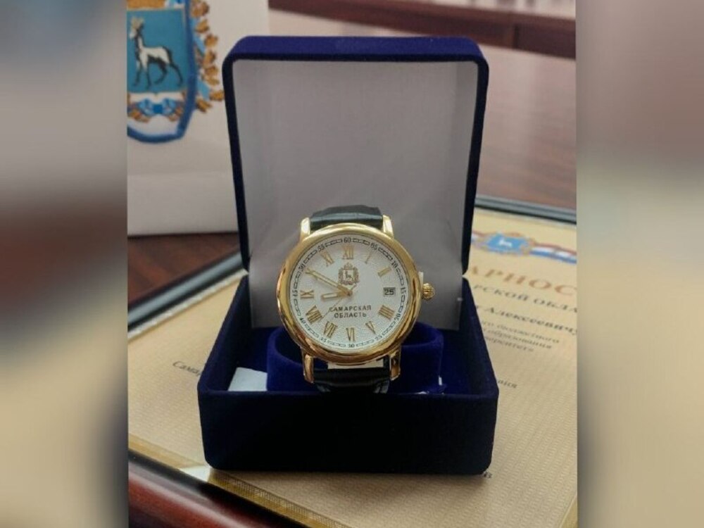Ректору АГУ вручили благодарность от губернатора Самарской области и подарочные часы