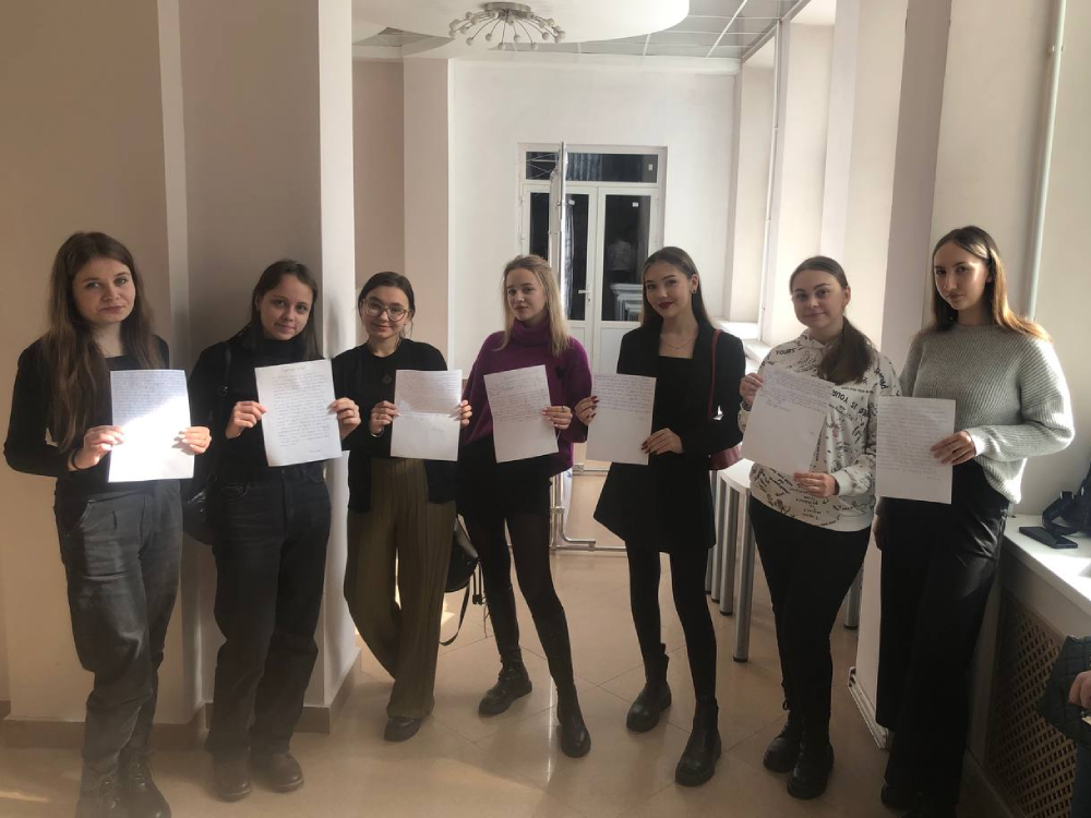 Первокурсники ФФЖ АГУ присоединились к всероссийской акции «Поздравь защитника»