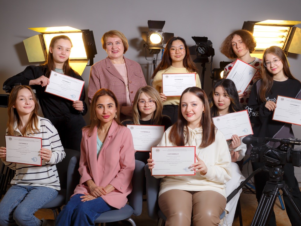 Выпускникам Школы журналистики АГУ вручили сертификаты об окончании курсов