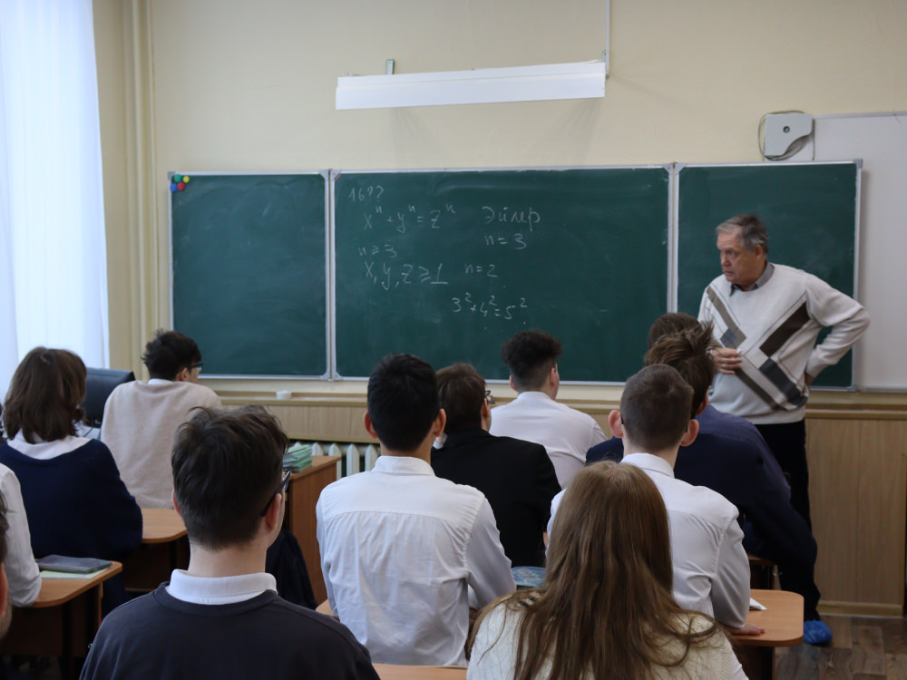 Учёный АГУ познакомил школьников с проблемами и открытиями теории чисел 