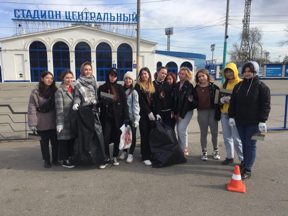 Студенты Астраханского госуниверситета приняли участие в городском субботнике