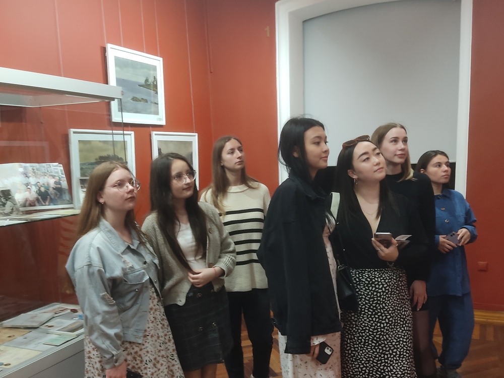 Студенты АГУ познакомились с работами заслуженного художника России
