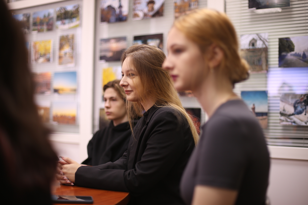 Студенты творческих специальностей АГУ посетили осеннюю фотоэкспозицию